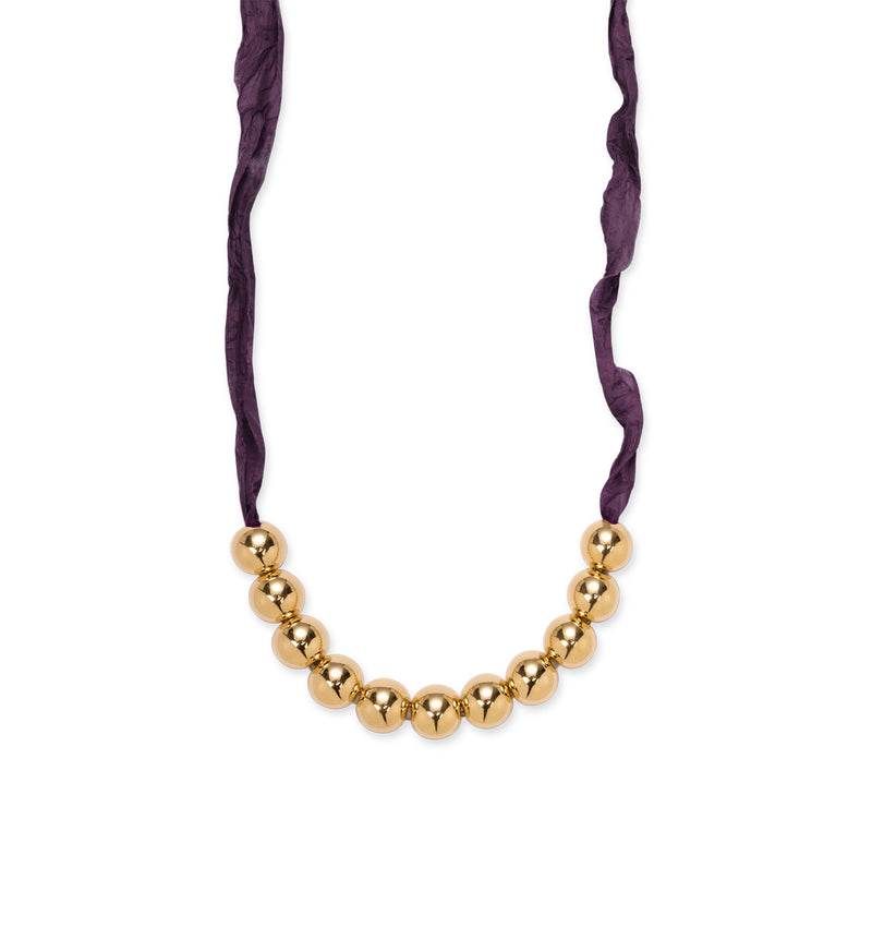 Collier de perles dorées en résine sur ruban bordeaux