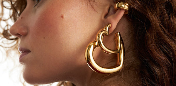 Kolczyk pozłacany w kształcie dużego serca z gładką, wypolerowaną powierzchnią