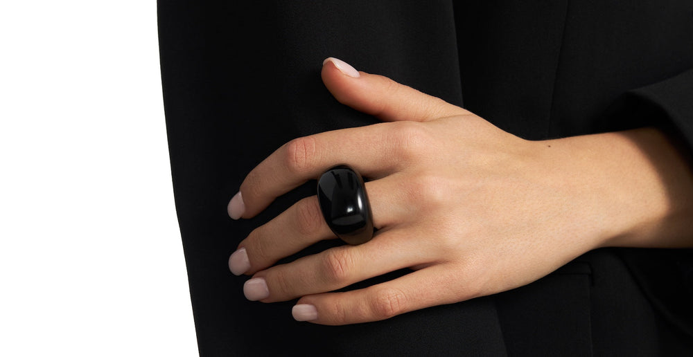 Jewelry for a black dress – how to highlight a black outfit?
