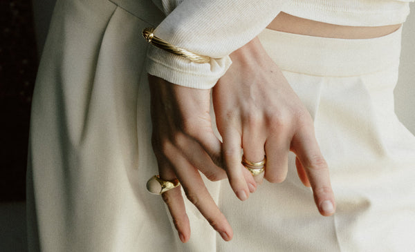 Cloud Dancer – kolor roku Pantone 2026. Jak go nosić i stylizować (także z biżuterią)?