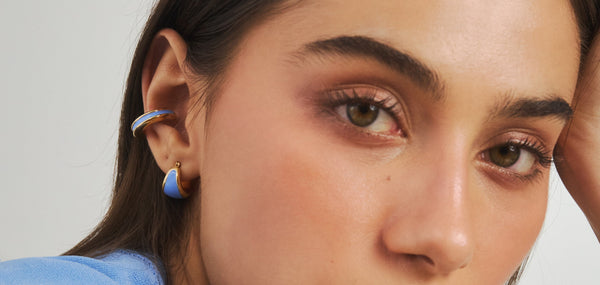 Letnia stylizacja – wybieramy biżuterię do sukienki w kwiaty