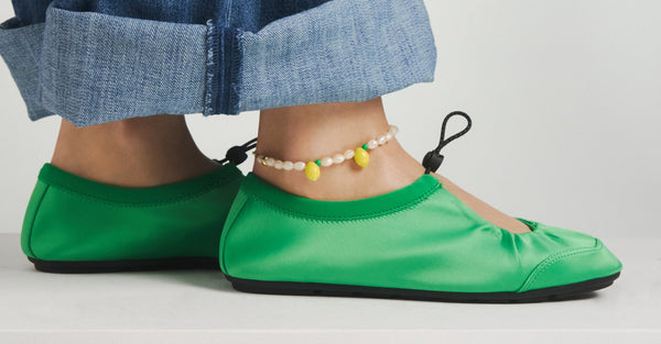 ransoletka na kostkę z białych koralików z żółtymi zawieszkami w kształcie ananasów