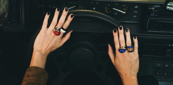 Modna biżuteria na sezon jesień-zima 2025/2026 – najnowsze trendy i ulubieńcy Berries