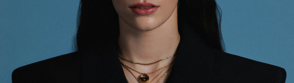 How to match jewelry to the neckline of your dress? Our tips