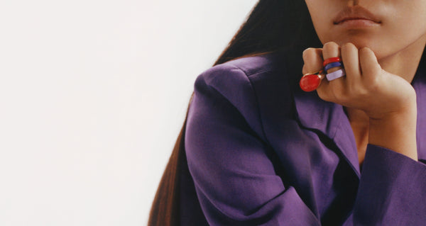 Jakie dodatki do fioletowej sukienki? Biżuteria, z którą zagrają jej odcienie