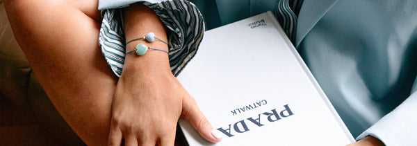 modelka w dwóch wiązanych bransoletkach sznurkowych