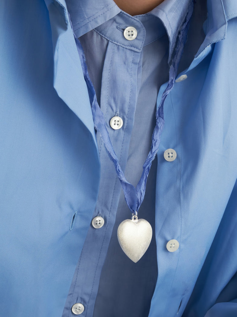  Naszyjnik ze srebrnym sercem na niebieskiej wstążce 1 