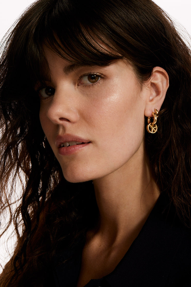  Gold-plated hoop earrings with a peace 1 