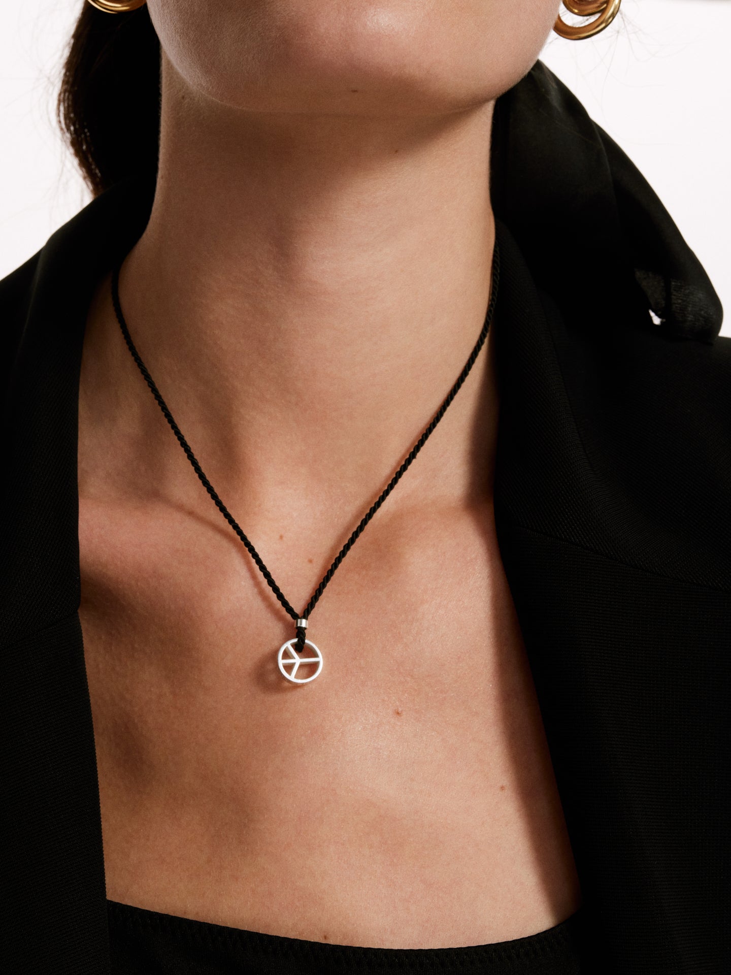 Collier en fil noir avec signe de paix en argent 1