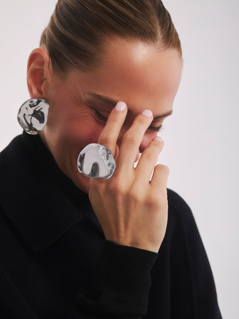  Owalny pierścionek z żywicy o lustrzanym wykończeniu 2 