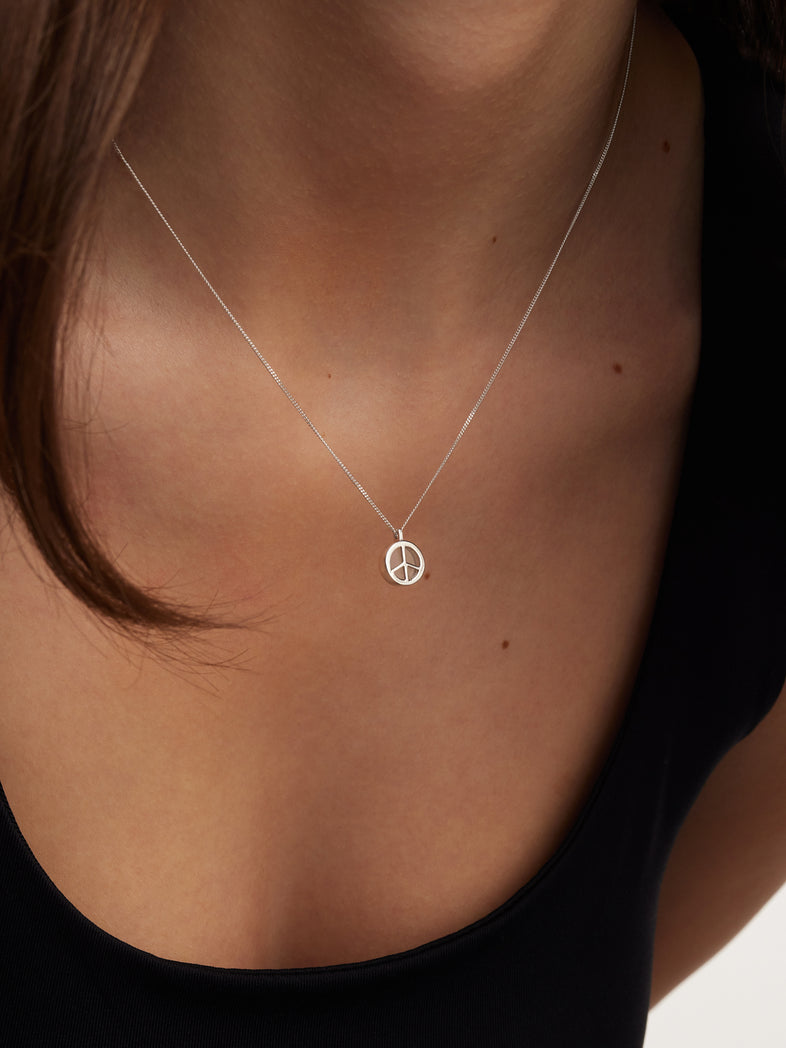  A fine silver necklace with the peace symbol and a rock crystal 1 