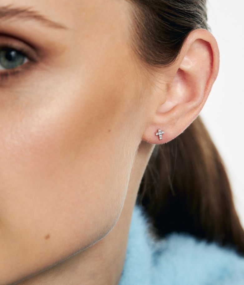 Single White Gold Cross Earring with Six Diamonds 3