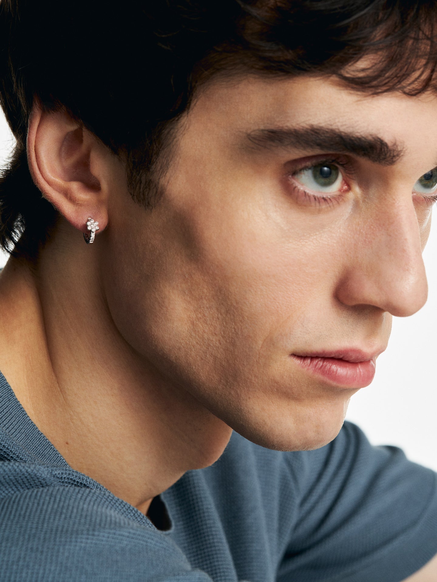 Single earring made of white gold with diamonds 1
