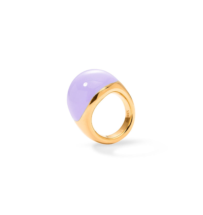  A large gold-plated ring with lilac enamel 