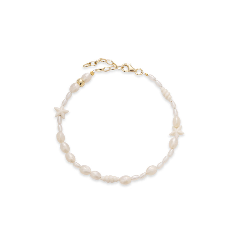  Bransoletka na kostkę z białych koralików o różnych kształtach i zawieszkami w formie rozgwiazdy, srebro 925 pozłacane 