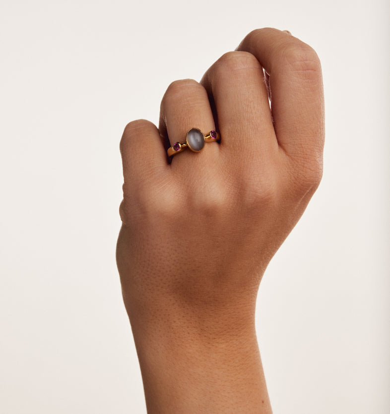 Bague plaquée or avec pierre de lune grise 1