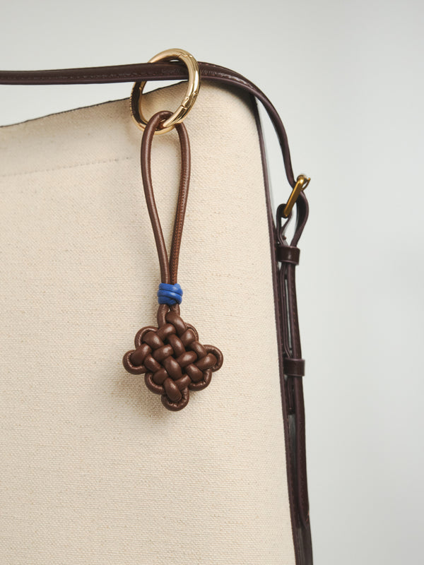 Pleciony brelok ze skóry naturalnej w kształcie kostki w czekoladowym brązie 