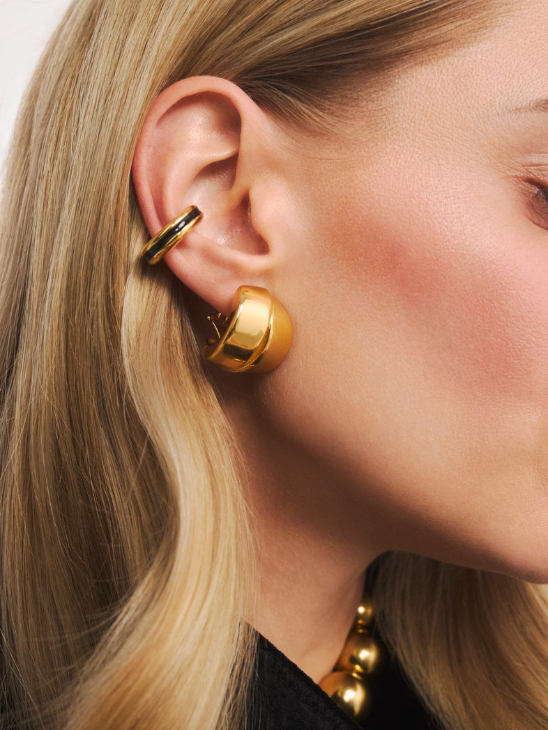  Cienka pozłacana nausznica z czarną emalią z kolekcji Viva - set z kolczykami Linda 