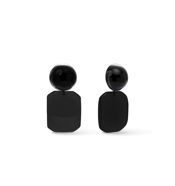 Czarne geometryczne kolczyki wiszące z żywicy w kolekcji Splash