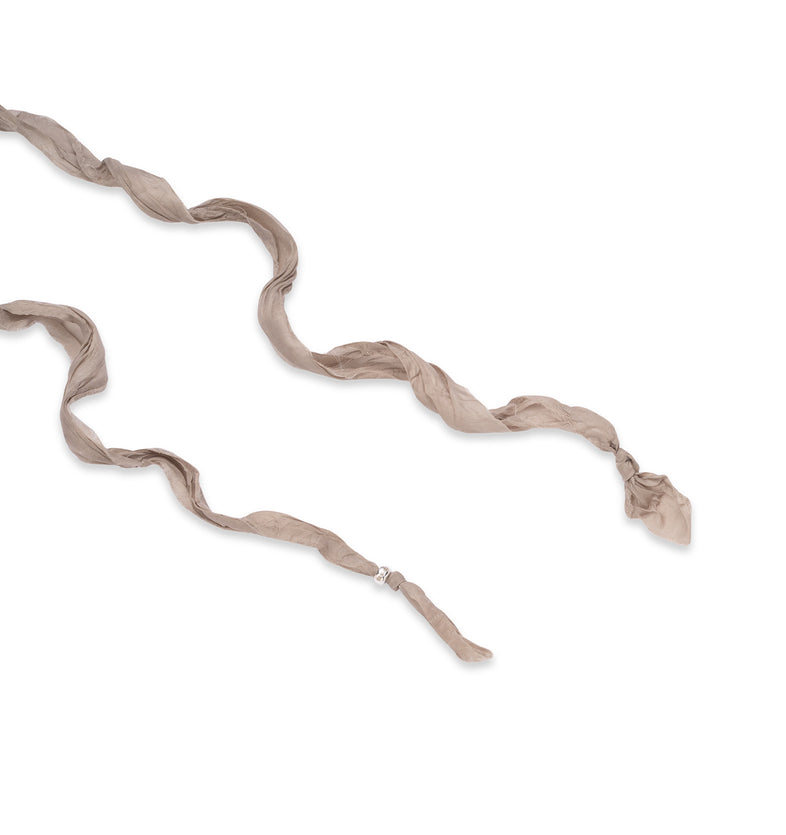  Czarne korale z żywicy na beżowej wstążce w Berries - widok na zakończenie wstążki 