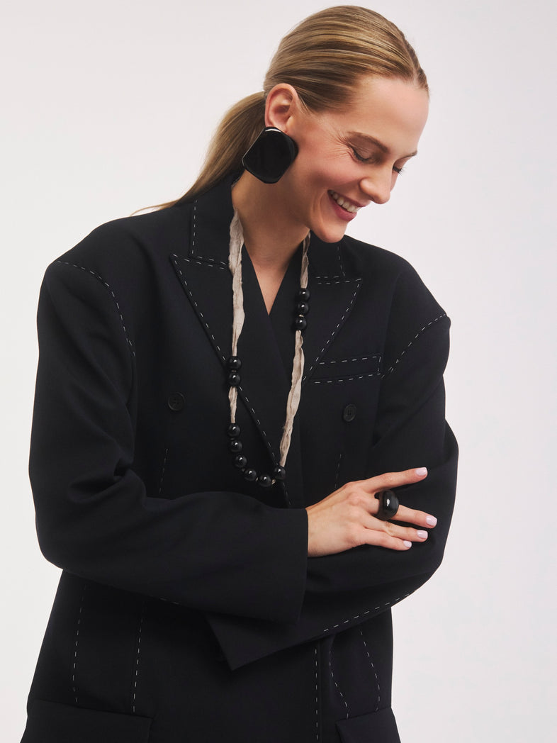  Czarne korale z żywicy na bezowej wstążce w kolekcji Splash - zestaw z dużym czarnym pierścionkiem i kolczykami geometrycznymi z żywicy 