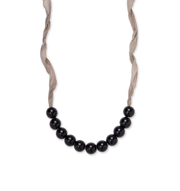 Czarne korale z żywicy na bezowej wstążce w kolekcji Splash
