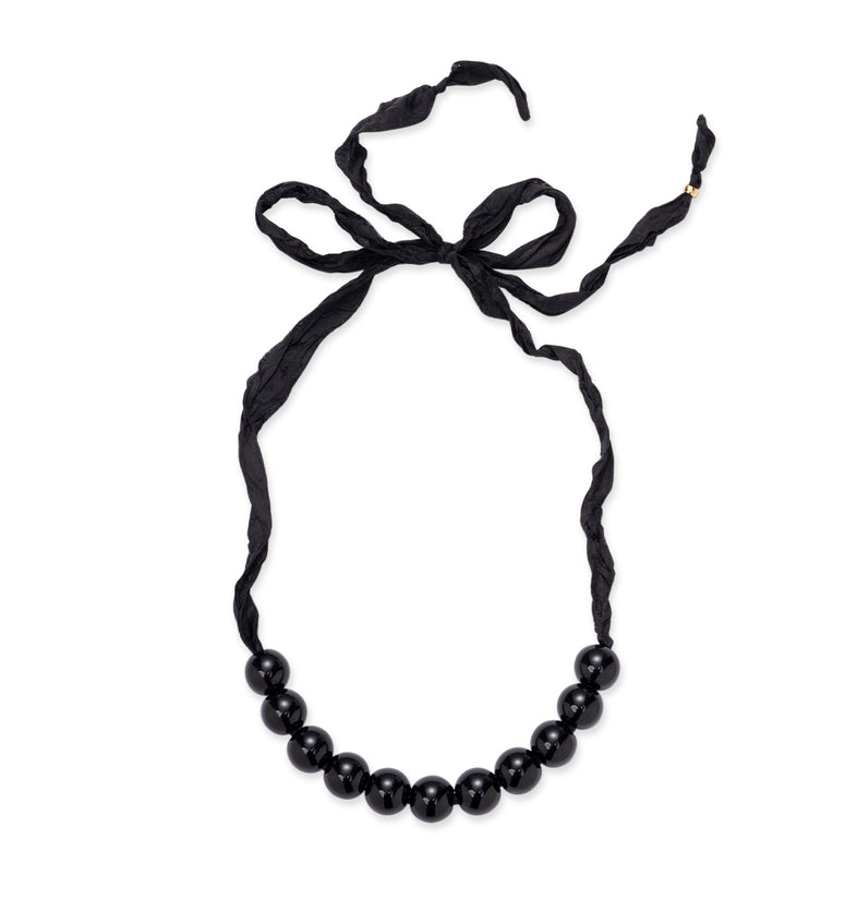  Czarne korale z żywicy na czarnej wstążce w kolekcji Splash 