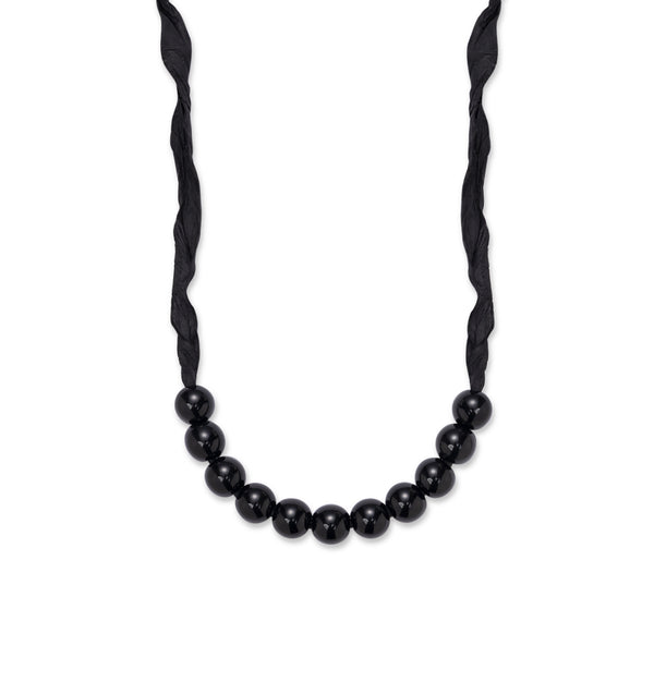 Czarne korale z żywicy na czarnej wstążce w kolekcji Splash