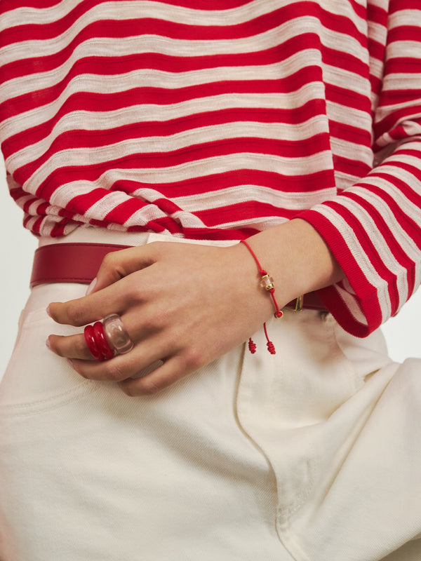 Czerwona bransoletka na sznurku z przezroczystym kryształem górskim i złotymi kulkami