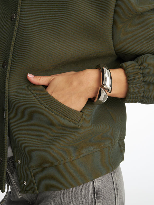 Stylizacja z dużą, dmuchaną bransoletką damską