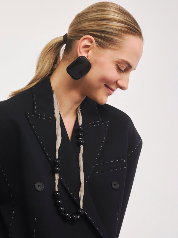 Duże kwadratowe kolczyki z czarnej żywicy w kolekcji Splash w secie z koralami na wstążce