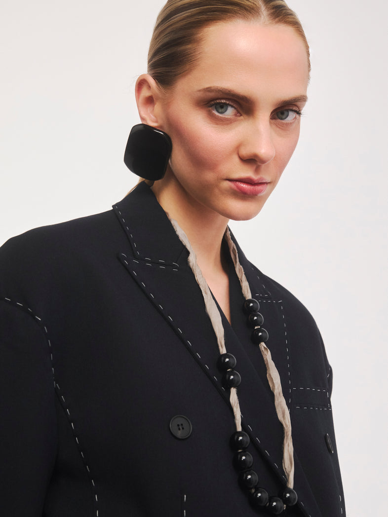  Duże kwadratowe kolczyki z czarnej żywicy w kolekcji Splash w outficie z koralami na wstążce 