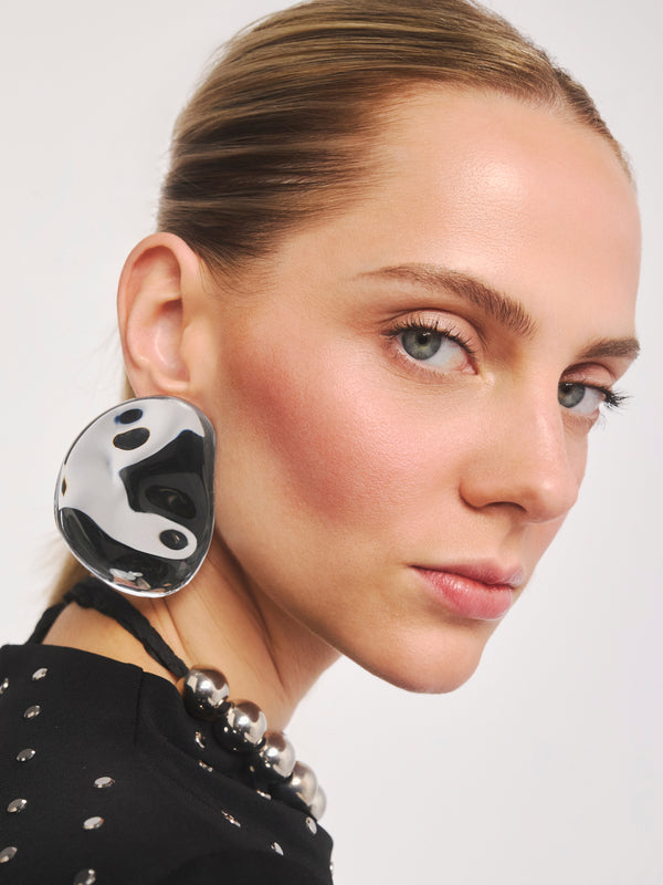 Duże, lustrzane kolczyki z żywicy Oyster o obłej, zakrzywionej formie - set z koralami na wstążce