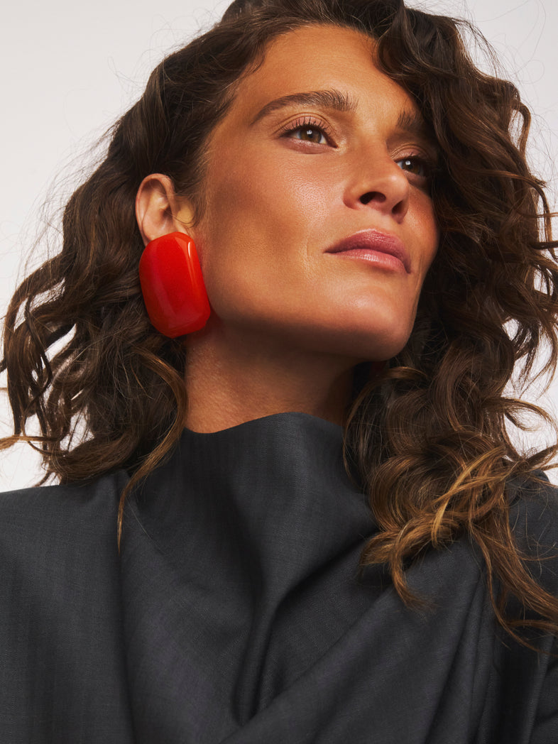  Kolczyki Cube Orange od Berries – duże, kwadratowe kolczyki z pomarańczowej żywicy z wygodnym zapięciem na sztyft ze srebra 925 