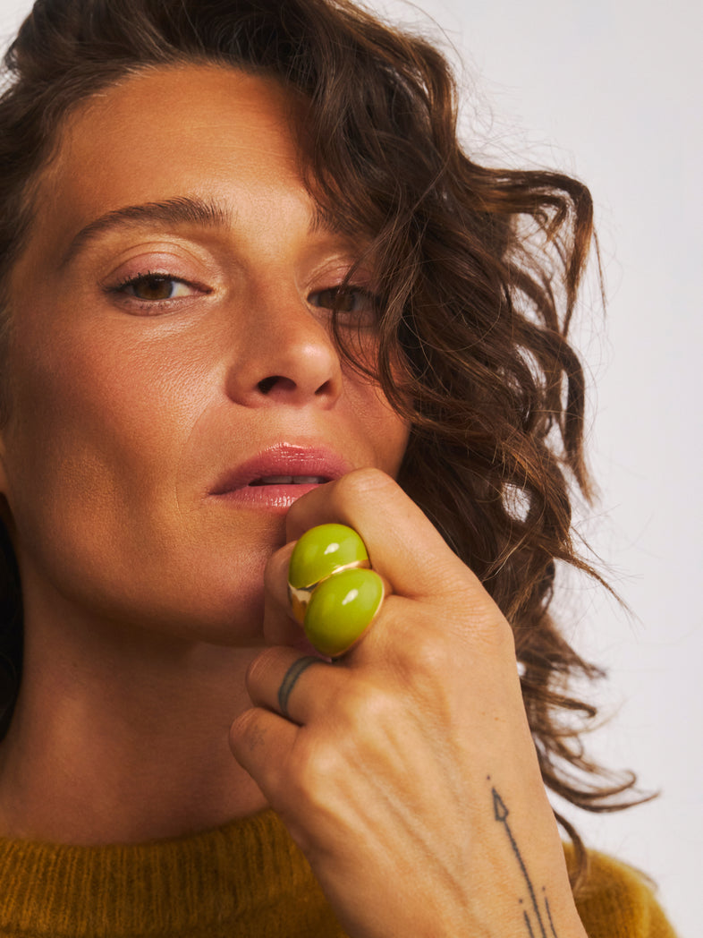  Duży pozłacany pierścionek z oliwkową emalią Viva XL | Berries 