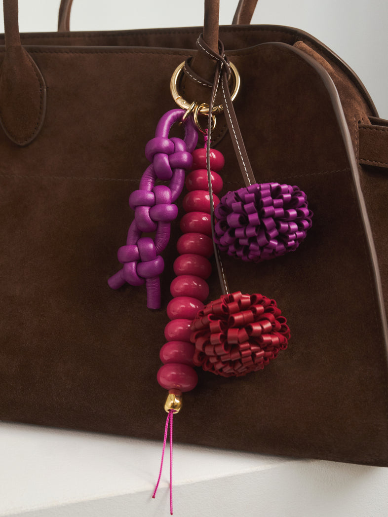  Pleciony brelok ze skóry naturalnej w podłużnej formie w fioletowym odcieniu 