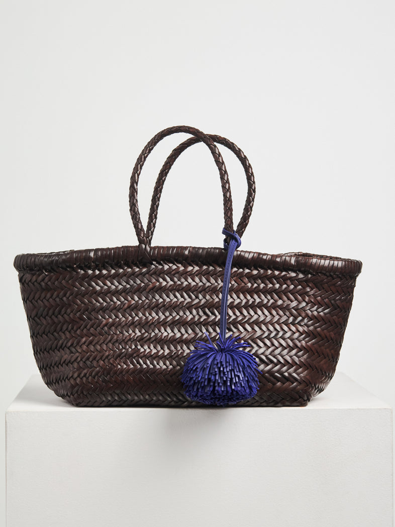  Skórzany brelok do torebki lub kluczy w granatowym odcieniu w formie pompona 