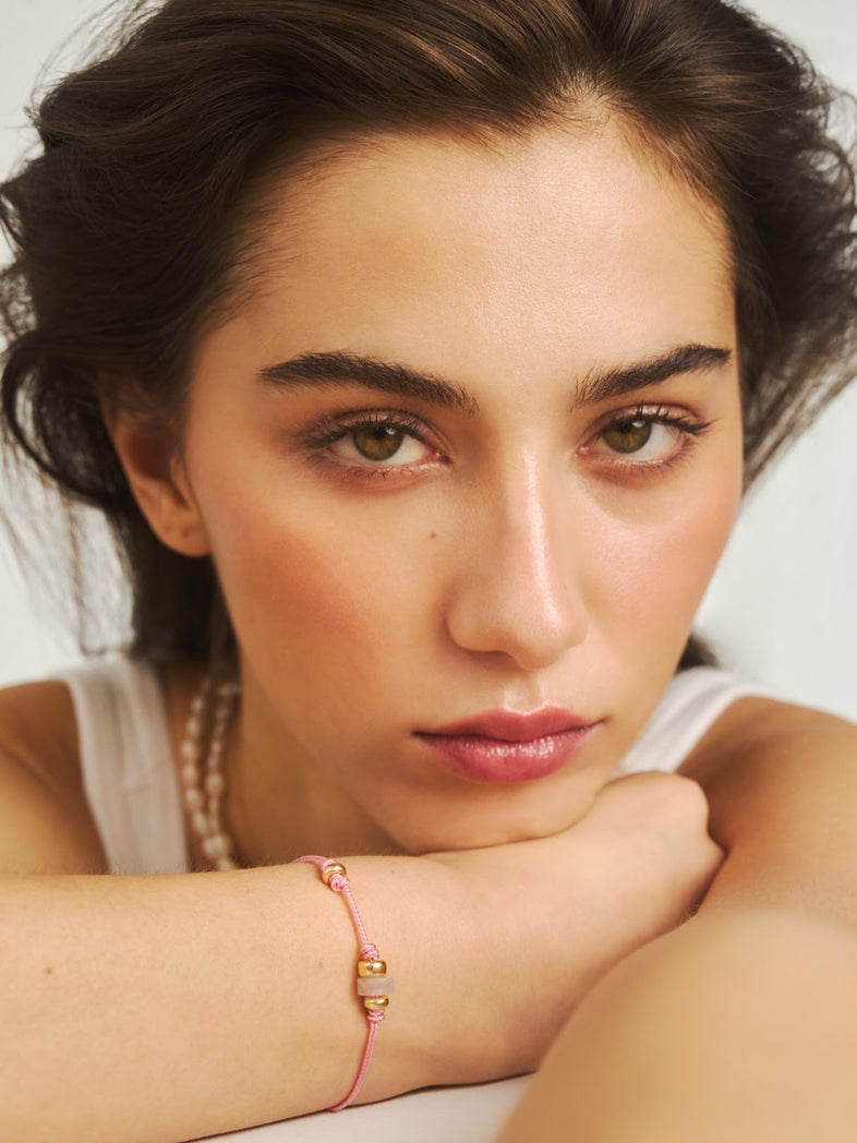  Jasnoróżowa bransoletka na sznurku z kwarcem różowym 