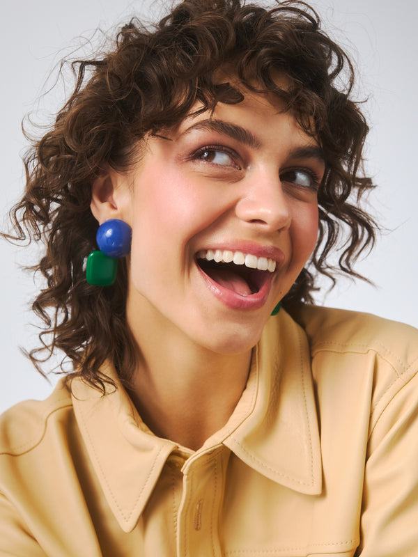 Klipsy z żywicy w intensywnych odcieniach zieleni i niebieskiego