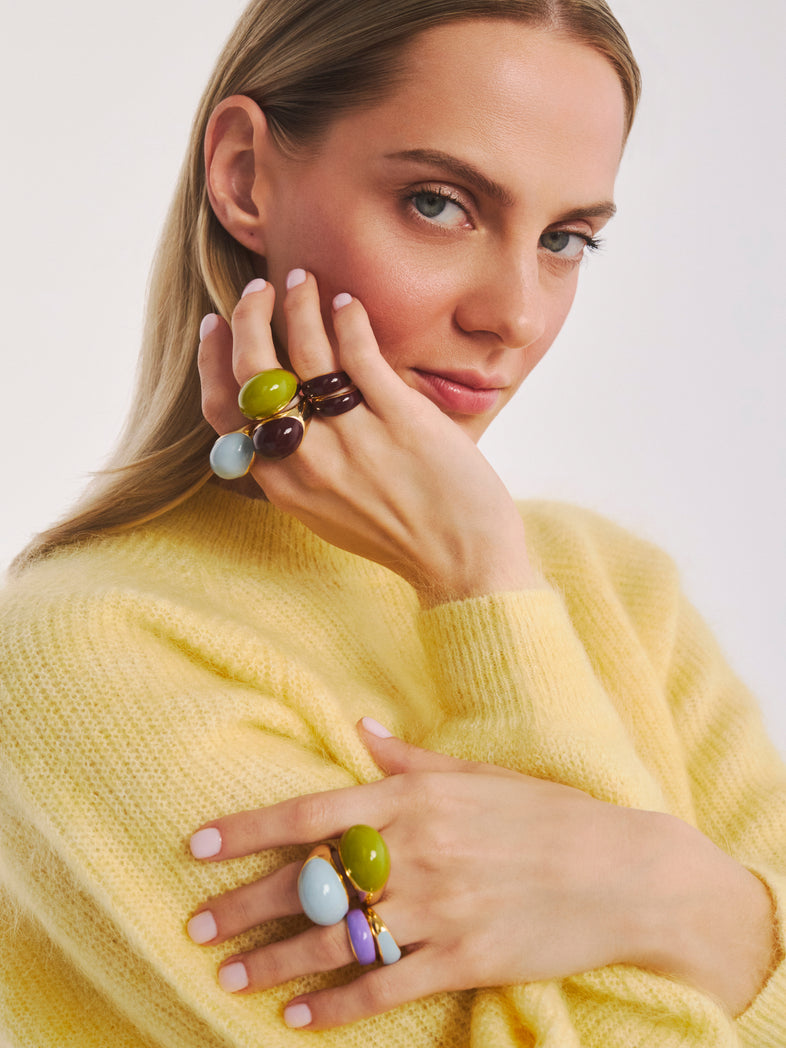  Kolorowe pierścionki w różnych rozmiarach (duże, małe, pozłacane z emalią) z kolekcji Viva XL i Mini 