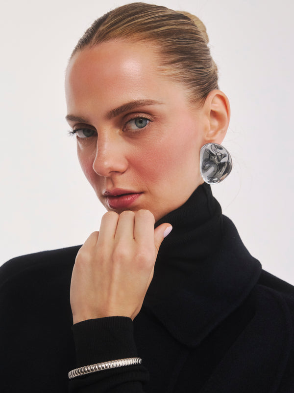 Lustrzane kolczyki z żywicy Oyster o obłej, zakrzywionej formie