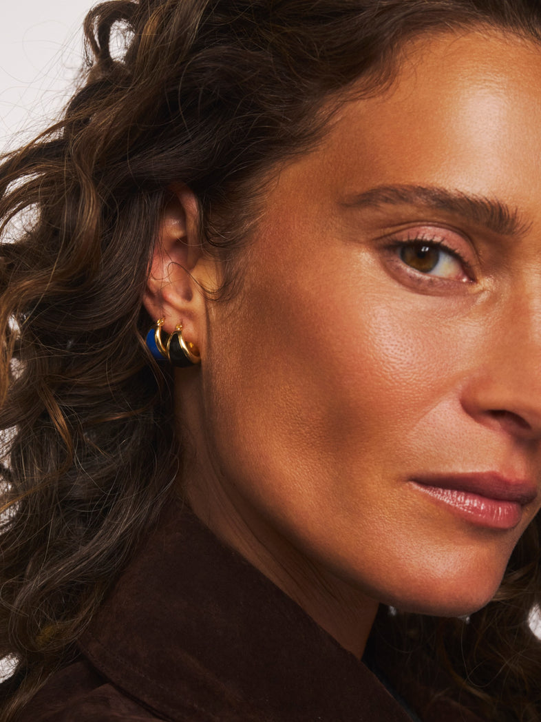  Małe pozłacane owalne kolczyki z czarną emalią Viva - set z kolczykiem z niebieską emalią 