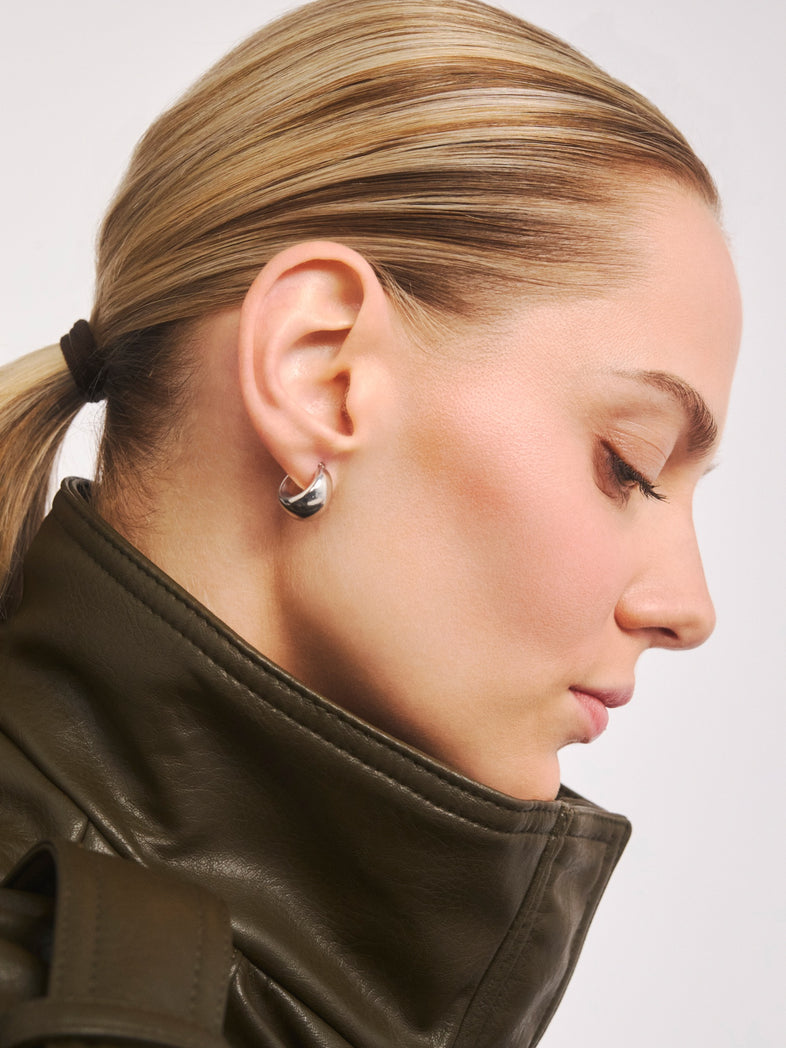  Srebrne owalne kolczyki łezki dmuchane Viva od Berries 