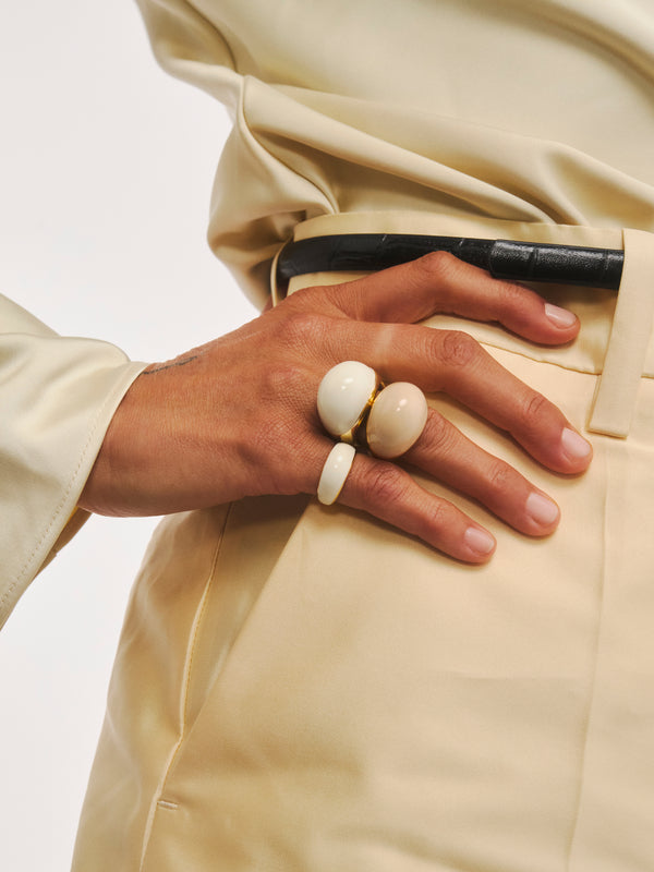 Mały pozłacany pierścionek z białą emalią w kolekcji Viva Mini od Berries w secie z białym pierścionkiem Viva XL 