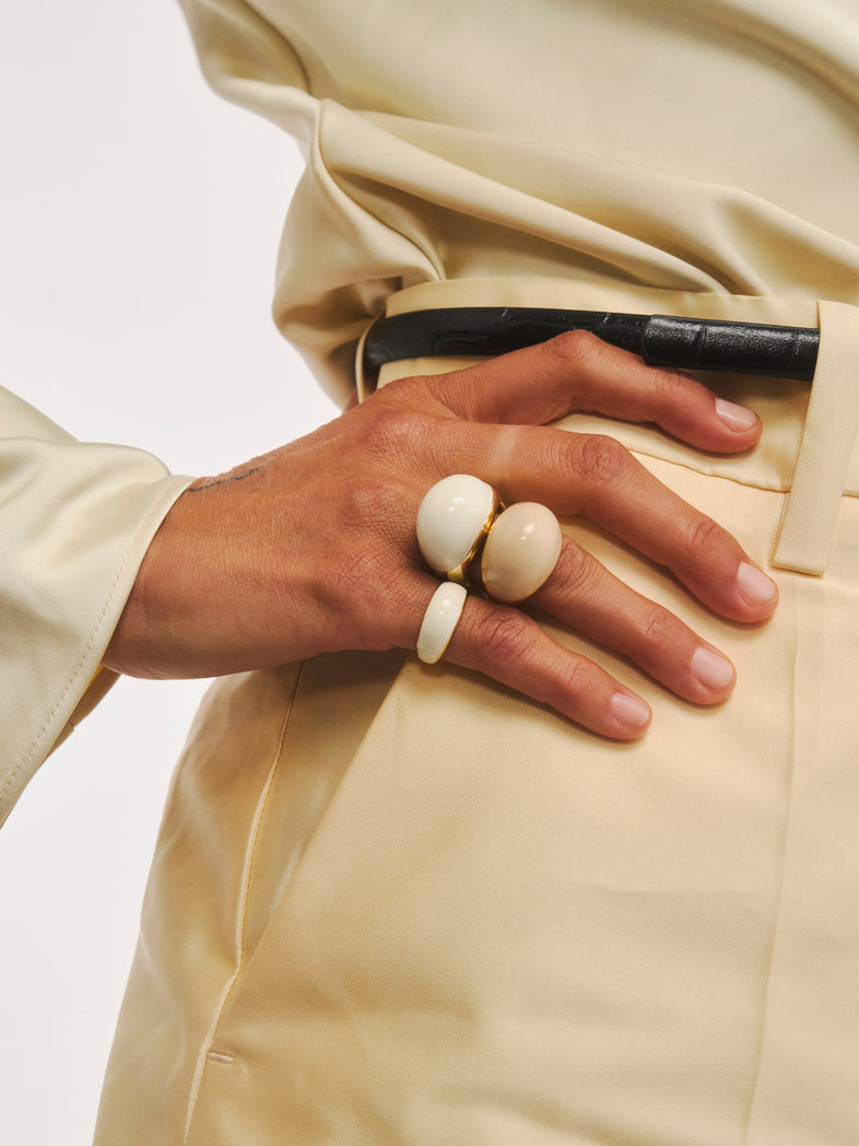  Mały pozłacany pierścionek z białą emalią w kolekcji Viva Mini od Berries w secie z białym pierścionkiem Viva XL  