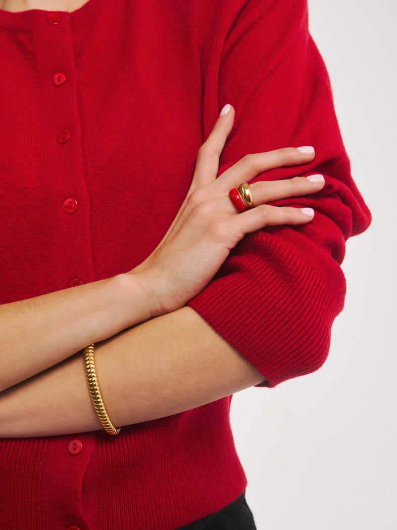  Mały pozłacany pierścionek z czerwoną emalią w kolekcji Viva Mini od Berries w secie z pozłacaną obrączką i ryflowaną bransoletką bangle 