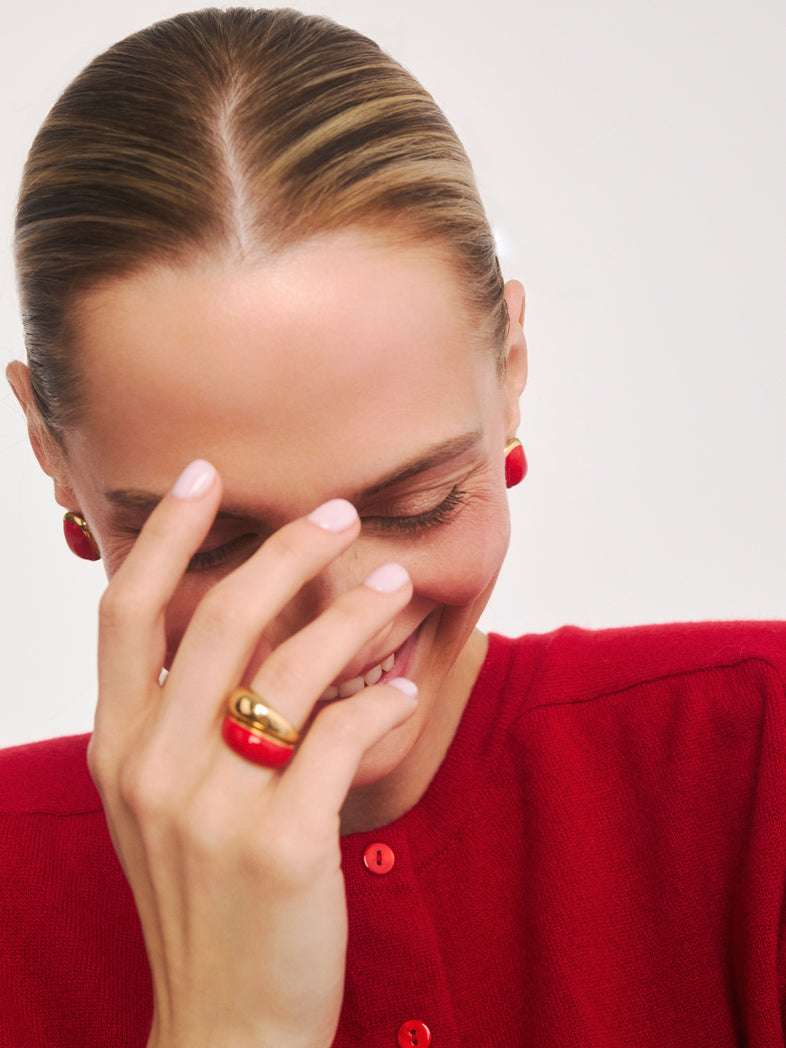  Mały pozłacany pierścionek z czerwoną emalią z kolekcji Viva 