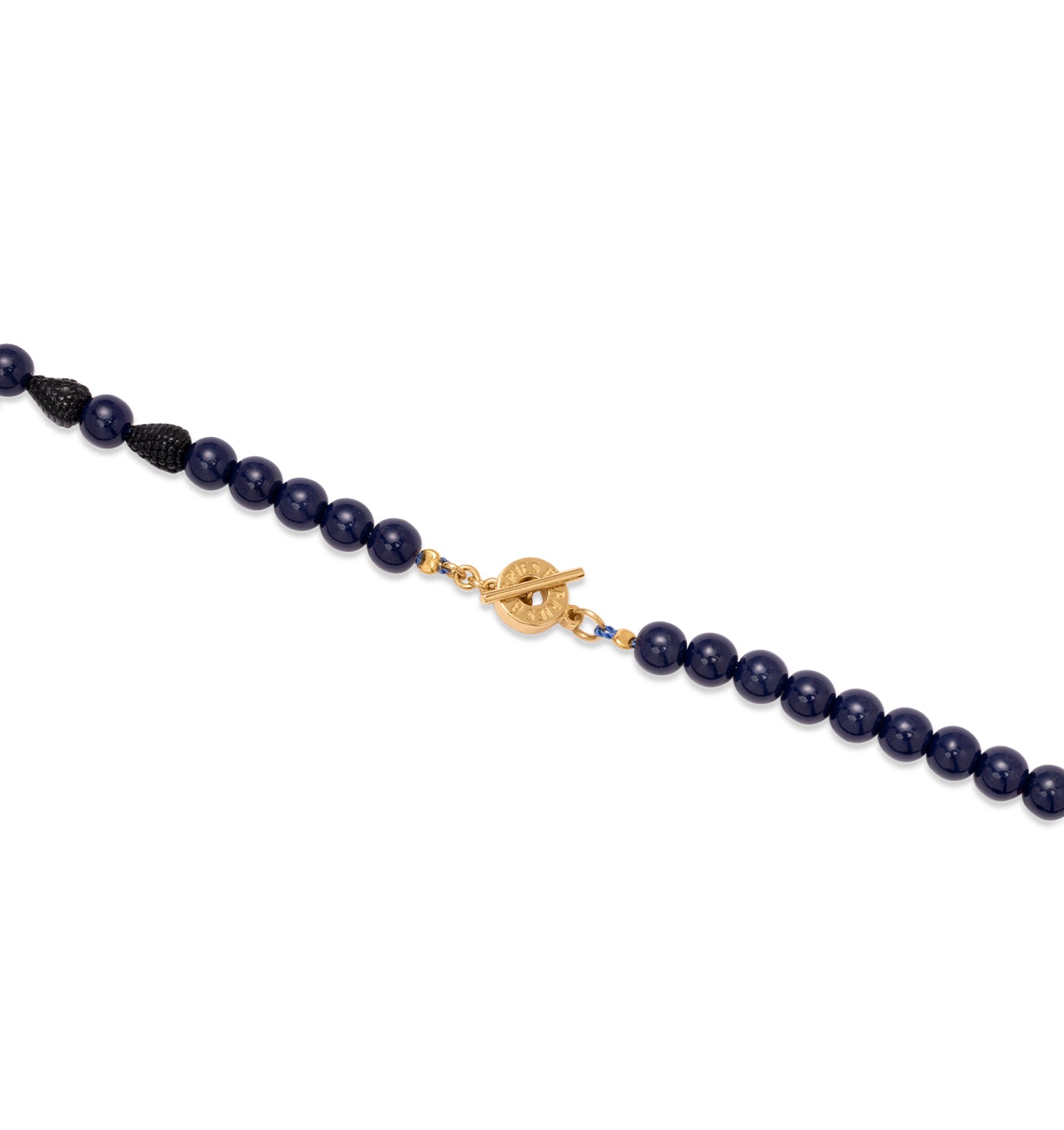 Zbliżenie na pozłacane wykończenie 18 k naszyjnika z logo Berries