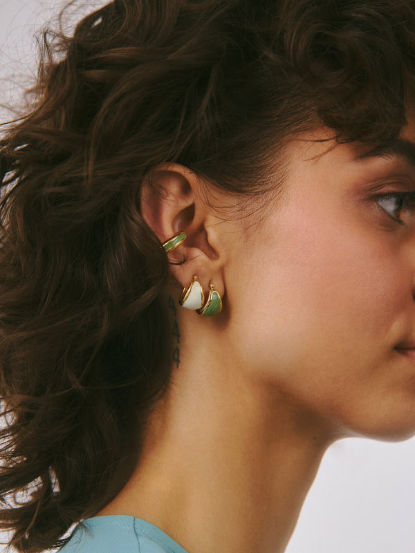 Stylizacja z nausznicem z emalią w kolorze matchy z dwoma emaliowanymi kolczykami