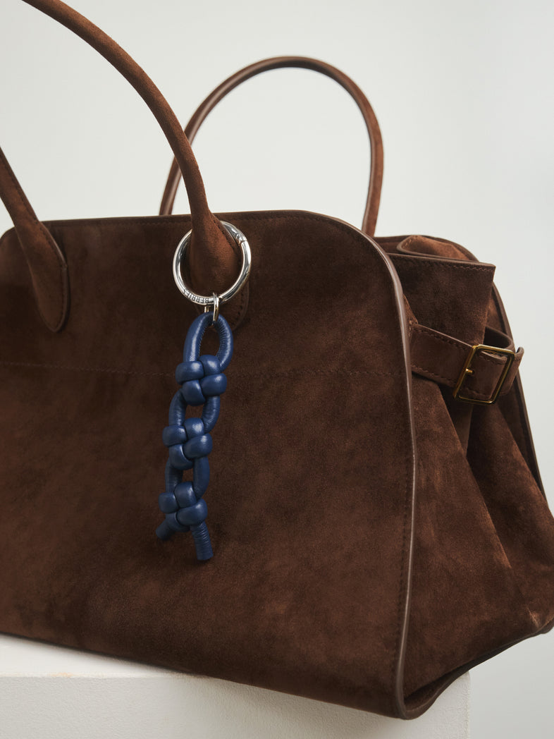  Pleciony brelok ze skóry naturalnej w podłużnej formie w granatowym odcieniu 